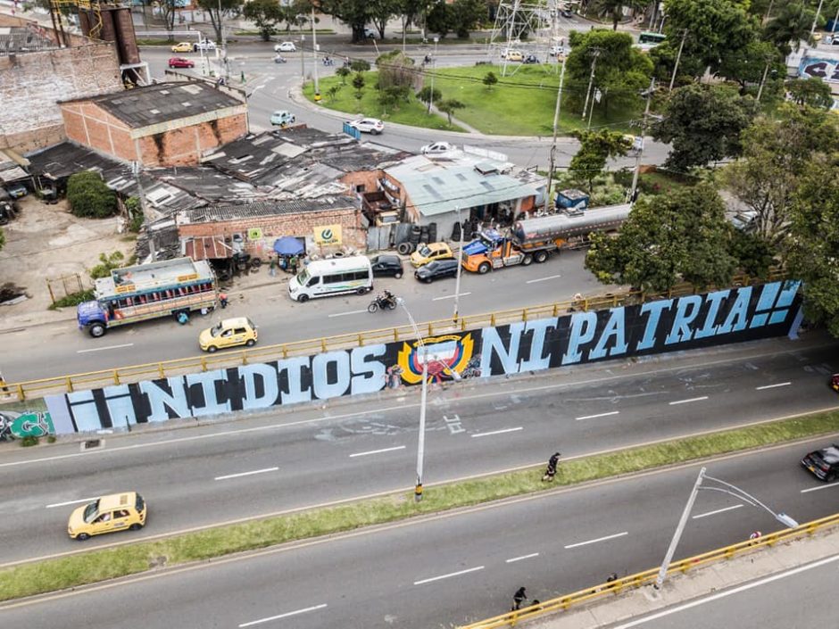 El gris plomo y la rebeldía en los muros 1