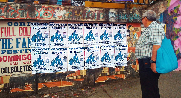 Pega de carteles de la campaña ¡No votar, preparar el levantamiento popular! 1